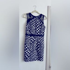 Guess Black White Sleeveless Houndstooth Printed Sheath. Size 4